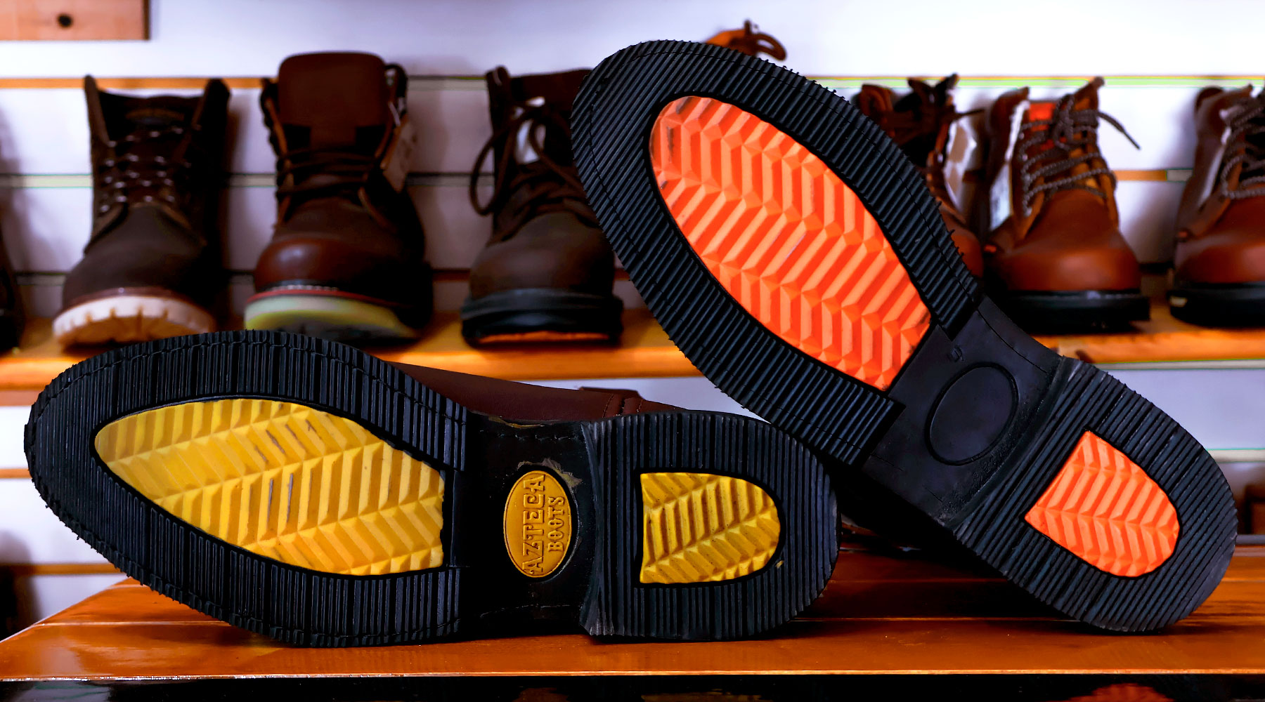 Botas Azteca de trabajo rudo en piel con suela resistente y casco de seguridad